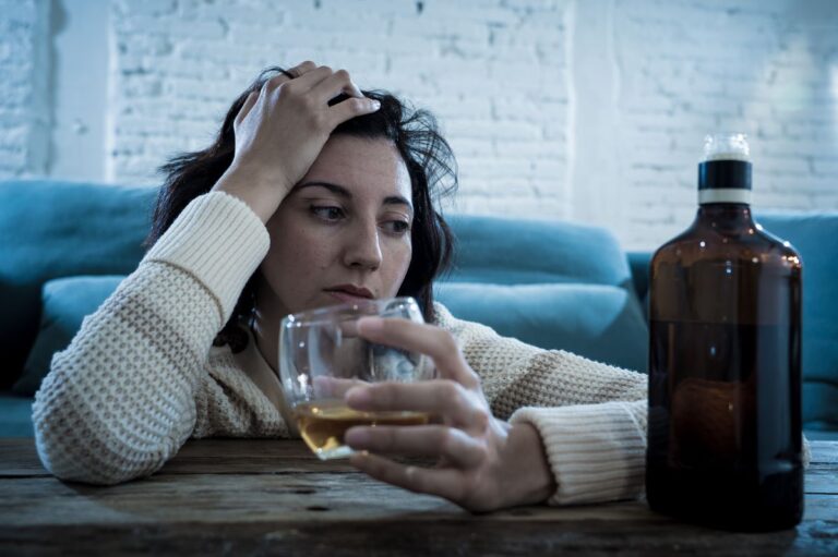 How Alcohol Affects the Bodies of Women vs. Men
